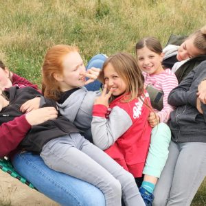 Ein Mittsommer-Ausflug für Geschwister von krebskranken Kindern im Natur-Kultur-Erlebnispark und Jugendherberge „Panarbora“