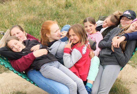 Ein Mittsommer-Ausflug für Geschwister von krebskranken Kindern im Natur-Kultur-Erlebnispark und Jugendherberge „Panarbora“ Ein Mittsommer-Ausflug für Geschwister von krebskranken Kindern im Natur-Kultur-Erlebnispark und Jugendherberge „Panarbora“