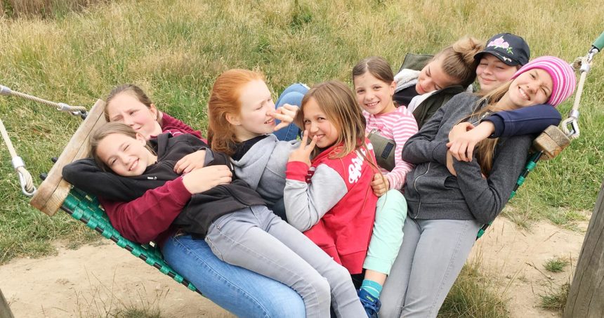 Ein Mittsommer-Ausflug für Geschwister von krebskranken Kindern im Natur-Kultur-Erlebnispark und Jugendherberge „Panarbora“
