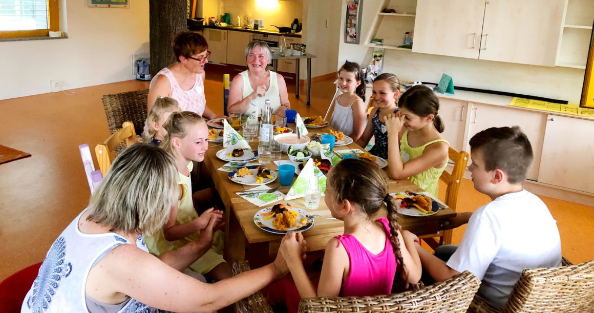 Überraschungsdinner für Geschwister