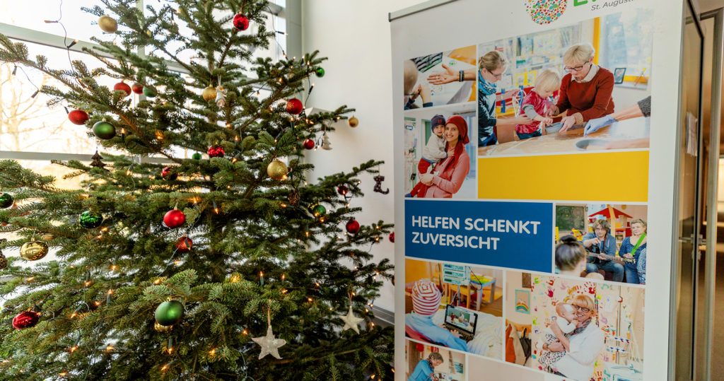 Noch ist der Baum nicht voll geschmückt.
© Bundeswehr/Stefan Uj
