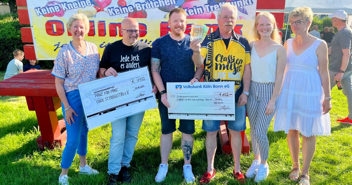 Viele spenden auf der „Roten Bank“ in Bornheim-Rösberg